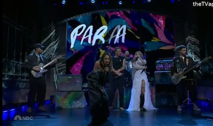 Tini arriba del escenario mientras canta su parte de We Pray