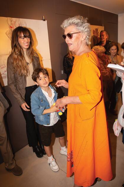 Tini con Natasha, pareja de su hijo Juan, que fue con su hijo Noah