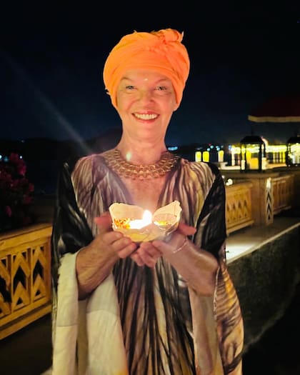 Tini de Bucourt en Udaipur, India, para la fiesta de las luces, conocida como Diwali. "El ritual es otorgar una ofrenda con flores y velas al agua para que tus deseos y pedidos se hagan realidad", explicó la exmodelo