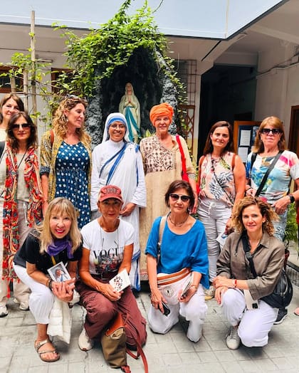 Tini de Bucourt junto al último grupo de mujeres con el que viajó a India en octubre pasado, después de seis años sin ir al país asiático por el cáncer de ovario que atravesó