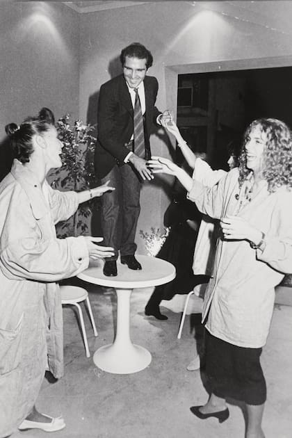 Tini de Bucourt y Karina Laskarin, dos íconos del mundo de la moda, divertidísimas en una de las fiestas del relacionista. “Fue gran amigo: presente, amoroso y tremendamente educado. Eso, para mí, es un gran valor”, dijo a ¡HOLA! Argentina Tini sobre él.