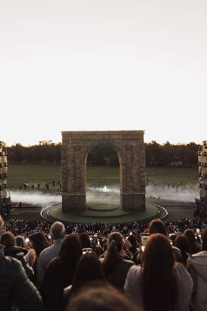 Tini decidió armar una puesta completamente nueva, diferente a todo lo que hizo antes. El escenario principal fue una obra maestra en sí misma: un arco grecorromano de 18 metros de altura especialmente diseñado para este evento