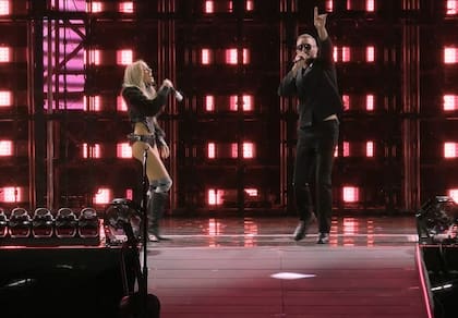 Tini recibió la especial visita de Chris Martin quien cantó "Carne y Hueso" y "We pray" para disfrute de los presentes en Tecnópolis