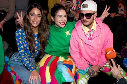 Tini, Cósima Ramírez y Omar Montes posaron juntos durante la presentación de la última colección de Ágatha Ruiz de la Prada, en Madrid