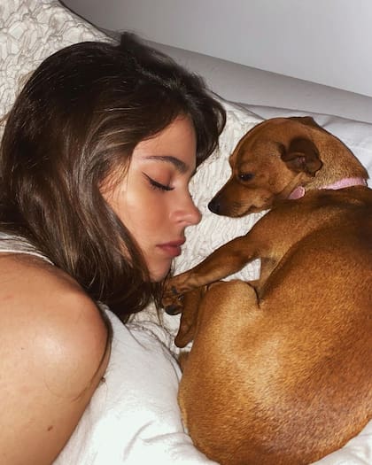 Tini Stoessel junto a Rosita, su mascota