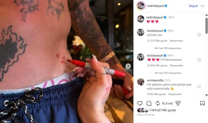 Tini Stoessel le dibujó tres corazones a Rodrigo De Paul