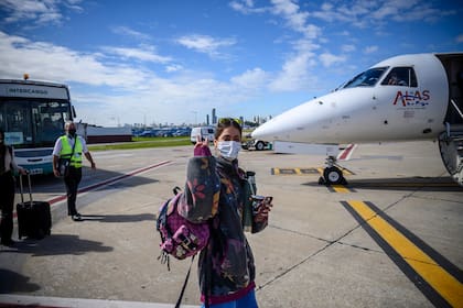 Tini Stoessel por arrancar la gira sube al avión privado que la llevará  a su primer destino