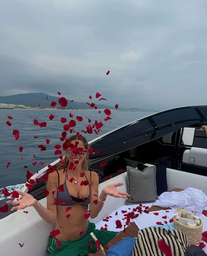 Tini Stoessel volvió a mostrarse entre pétalos de rosas tras la cena romántica en la playa que despertó rumores de compromiso
