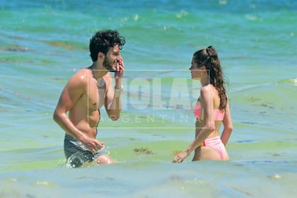 Los largos baños de mar también fueron la excusa perfecta para mimarse. Inseparables, entraban y salían del agua siempre juntos.