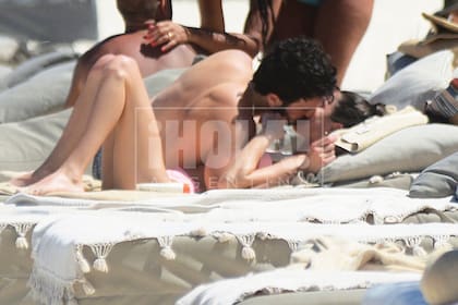 Distendidos, no se privaron de mimarse en la playa, donde pasaron completamente inadvertidos.