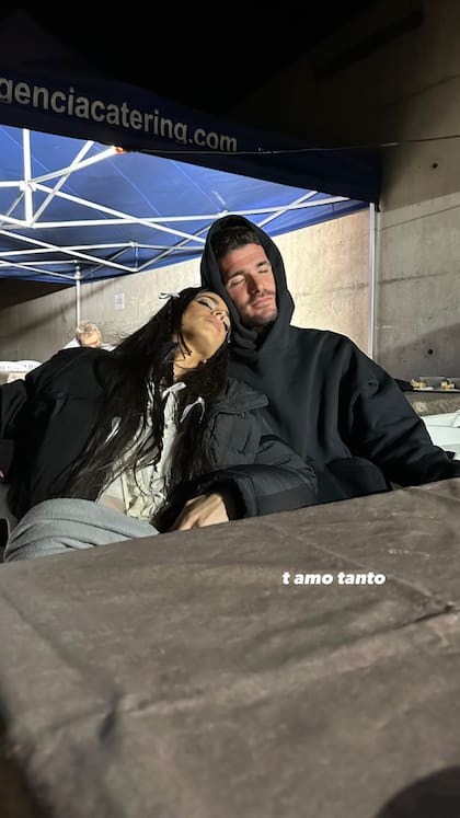 Tini Stoessel y Rodrigo De Paul descansando