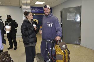 Tini y Rodrigo De Paul regresaron al país después de unas soñadas vacaciones en España