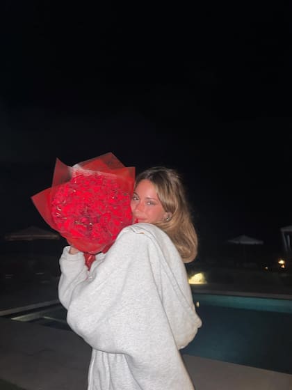 Tini Stoessel y un sorprendente ramo de rosas rojas (Foto: Instagram/@tinistoessel)
