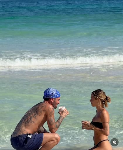 Tini y De Paul conversando en la playa