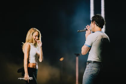 Tini y Joe Jonas en uno de los momentos más celebrados del show