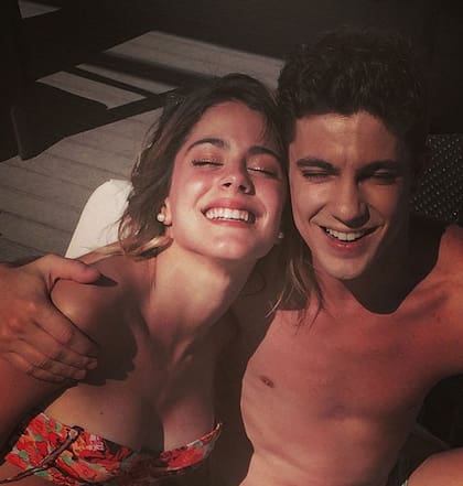 Tini y su compañero de elenco en Violetta, Facundo Gambande, disfrutando del sol en Sevilla