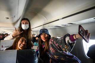 De gira con Tini: la soltería, los rumores de romance y la complicidad de sus amigas