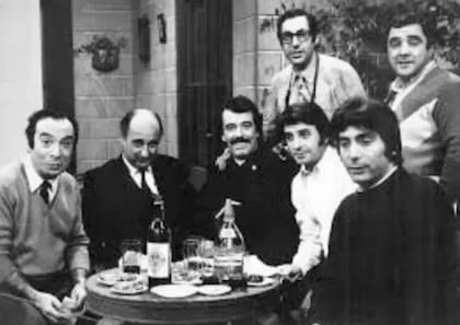 Tino Pascali, Alberto Anchart, Osvaldo Canónico, Santiago Bal, Claudio García Satur, Carlos Scazziota y el director de Los Campanelli, Héctor Maselli, en una imagen de 1971