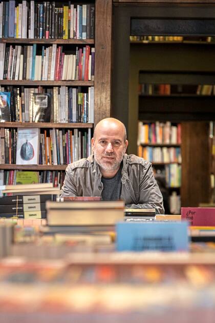 "Tinta invisible" de Javier Peña es un libro híbrido que combina memoria personal, retratos literarios y relatos breves basados en hechos reales