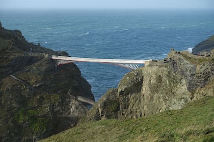 Tintagel Bridge, el puente del castillo de Tintagel en Cornualles, Inglaterra