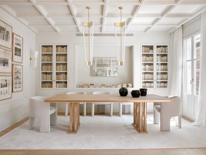 Tintas antiguas en marcos de madera al natural. Lámparas colgantes (Roll & Hill). Mesa (Estudio María Santos). Sillas tapizadas en fieltro (Bañón Tapiceros).