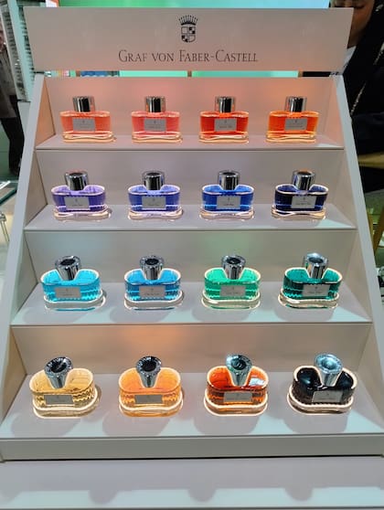 Tintas de colores insólitos que se lucen en envases al estilo de perfumes clásicos, para poner en el escritorio. El vínculo con la marca se forma en la niñez y es siempre una presencia agradable.