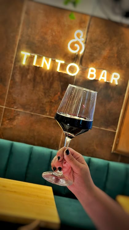 Tinto Bar está en Rodriguez Peña 305.