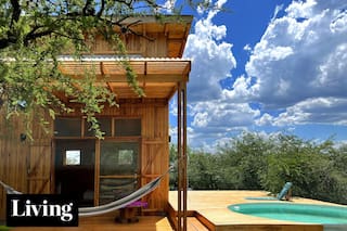 Una tiny house de materiales naturales y mini consumo energético para vivir el monte cordobés