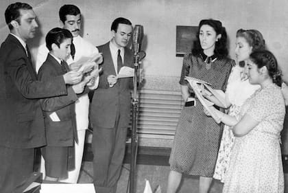 Típica escena de un radioteatro en Radio Splendid. Oscar Casco (traje blanco y bigotes) junto a otras figuras, entre ellas Eduardo Rudy e Hilda Bernard .