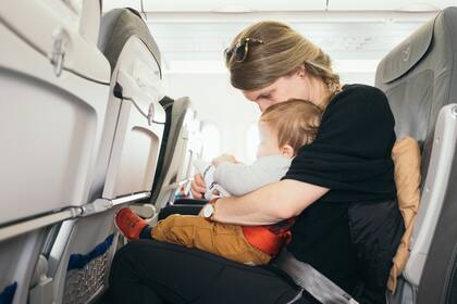 Tipos para viajar con niños en un vuelo