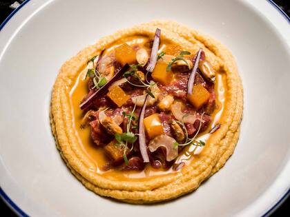 Tiradito de nalga con ají amarillo, leche de trigo y batata