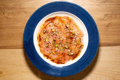 Tiradito de pez limón con salsa de ostras y pistacho.