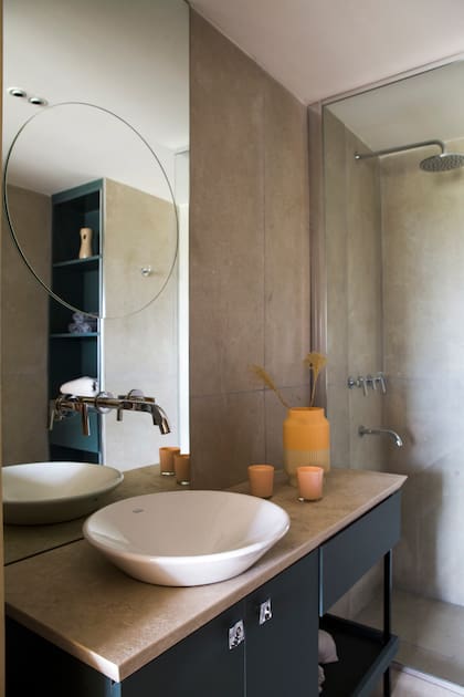 Tiradores 'Acqua mini' (Zen Design). Griferia de pared (FV). Bacha de apoyo 'Tori' (Ferrum). En la ducha, perfiles plateados (Moldumet) y grifería 'Arrayán' (FV).