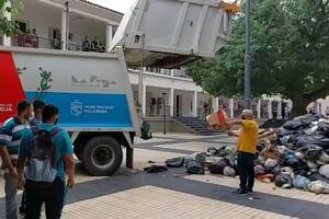 Tiran basura en la puerta de la municipalidad de la ciudad de La Rioja