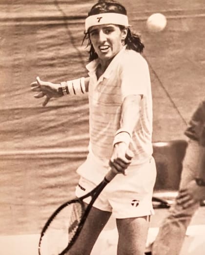 Tirando un drop en su debut en la Copa Davis, en el Buenos Aires, ante Diego Pérez, de Uruguay