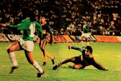 Tirándose al piso, Diego Latorre acaba de conectar la pelota para hacer el gol de aquel Boca 1 vs. Nacional 0; la de la Recopa Sudamericana de 1990 fue la quinta conquista internacional para el club argentino.