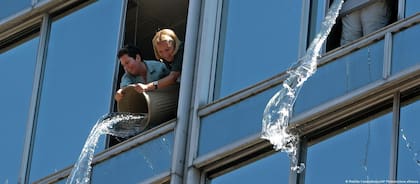 Tirar agua por las ventanas suele hacerse en Uruguay, Cuba y Puerto Rico (GudrumMunz/DW)