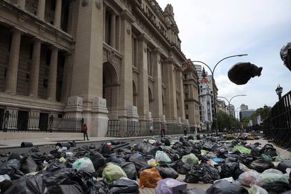 El Palacio de Tribunales repleto de basura que arrojaron los manifestantes