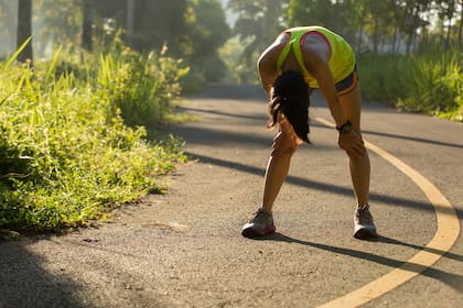 ¿Qué pasa si corro todos los días? Los problemas físicos más comunes que suelen aparecer cuando se sobreexige el cuerpo con el running son: periostitis tibial, fascitis plantar, fracturas de la base del quinto metatarsiano y fracturas de fémur