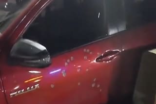 Robó una camioneta, escapó de la policía, chocó contra un camión y quedó detenido