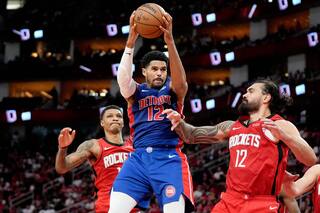 Tiros libres de Cunningham al final ayudan a Pistons a vencer 115-111 a Rockets