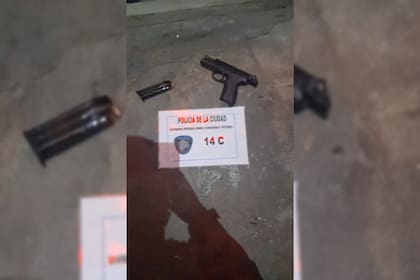 El arma del efectivo de la Policía de la Ciudad, que fue manipulada por el motochorro