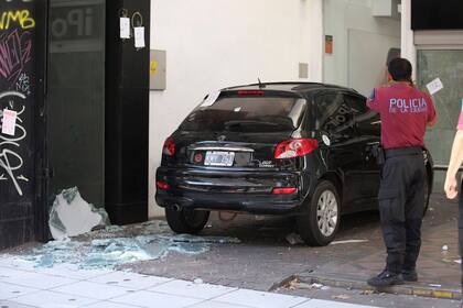 Los ladrones eran 3 y se escaparon con un cómplice que los esperaba en la puerta dentro de un auto