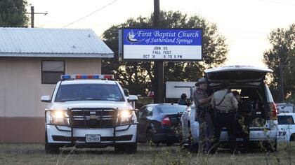 Tiroteo en una iglesia en Texas: Trump buscó desligar a las armas de la masacre