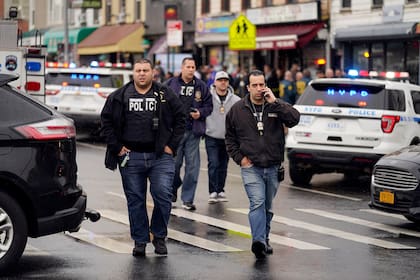 Personal del Departamento de Policía de la ciudad de Nueva York, en la entrada de una parada de metro en el distrito de Brooklyn de Nueva York, tras un tiroteo en el subte, el martes 12 de abril de 2022