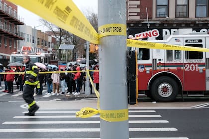 NEW YORK, NEW YORK - APRIL 12: Police and emergency responders gather at the site of a reported shooting of multiple people outside of the 36 St subway station on April 12, 2022 in the Brooklyn borough of New York City. According to authorities, multiple people have reportedly been shot and several undetonated devices were discovered at the 36th Street and Fourth Avenue station in the Sunset Park neighborhood.   Spencer Platt/Getty Images/AFP
== FOR NEWSPAPERS, INTERNET, TELCOS & TELEVISION USE ONLY ==