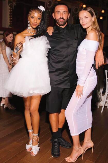 Tisci, originalísimo y en total black, rodeado por Kesh y Natasha Poly. “Este fue un regalo especial para mis amigos y mi familia, que son la verdadera esencia de la vida”, escribió el diseñador luego de la fiesta.