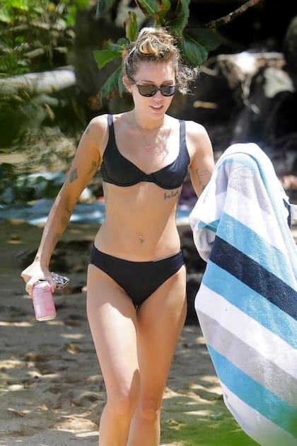 Una colada por acá. Miley Cyrus se sumó al viaje y fue vista disfrutando de la playa en familia. La cantante optó por un discreto bikini negro y anteojos de sol