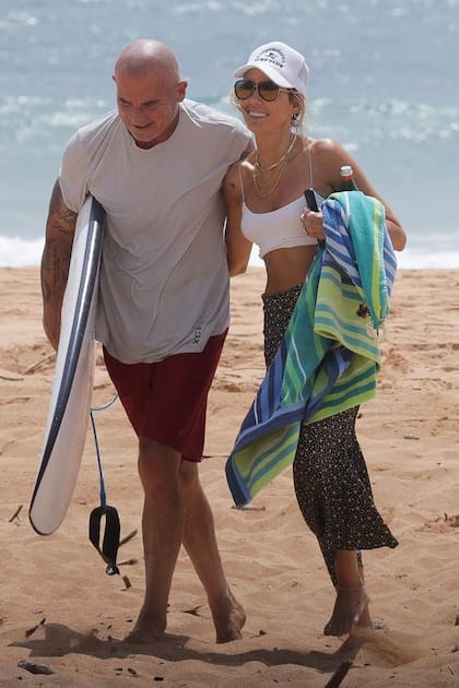 Los recién casados eligieron una tranquila playa de Hawai para pasar su luna de miel. Mientras que el actor aprovecha los atardeceres para hacer surf, Tish disfruta del paisaje con una falda floreada y un mini top blanco 