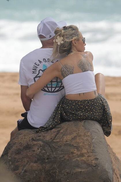 La pareja compartió un dulce momento abrazándose y disfrutando de la calma vista que brinda el mar en la orilla. La mamá de Miley Cyrus también parece ser fan de los tatuajes, ya que su espalda tiene varios diseños, entre ellos unas alas de ángel